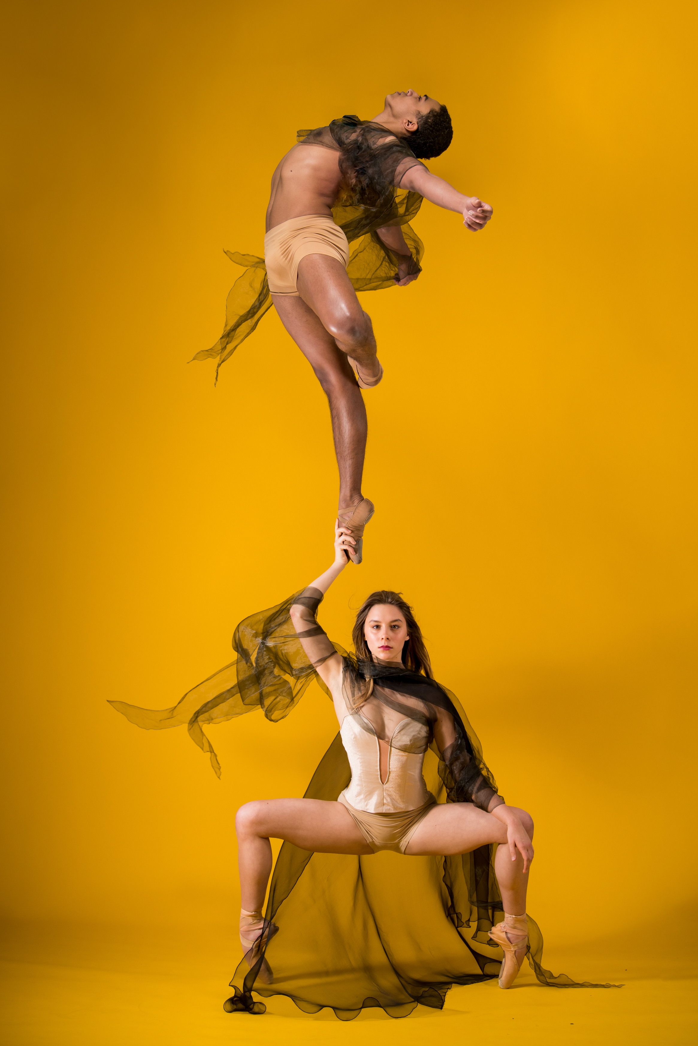 Sexy Akrobatin Demonstriert Ihren Schönen Arsch